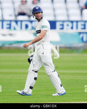 Yorkshire's Michael Vaughan verlässt die Felder, nachdem er während des Liverpool Victoria County Championship-Spiels in Chester le Street, Durham, hinter dem Bowling von Steve Harmion gefangen wurde. Stockfoto