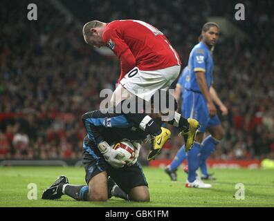 Fußball - Barclays Premier League - Manchester United / Portsmouth - Old Trafford. Portsmouth-Torhüter David James behauptet den Ball vor Wayne Rooney von Manchester United Stockfoto