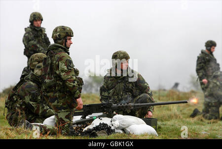 Das 100. Infanterie-Bataillon feuern ein 12,7 mm Browning schweres Maschinengewehr während eines mehrfachen Waffentests im Glen von Imaal, Co. Wicklow, vor ihrem Einsatz im Tschad. Stockfoto