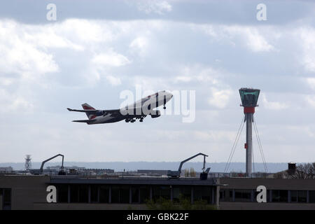 Allgemeiner Bestand - Heathrow Airplane Stock. Eine Boeing 747 von British Airways hebt am Flughafen Heathrow ab Stockfoto