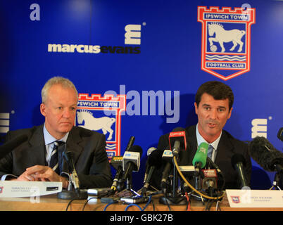 Chief Executive Simon Clegg und Manager Roy Keane während der Pressekonferenz in der Portman Road Stockfoto