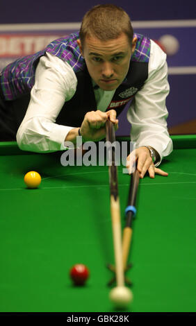 Der schottische Stephen Hendry nutzt den Rest während seines Spiels mit dem chinesischen Ding Junhui während der Snookerweltmeisterschaft Betfred.com im Crucible Theatre, Sheffield. Stockfoto