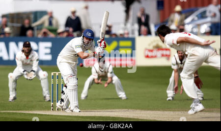 Michael Yardy von Sussex trifft auf James Anderson während des Spiels der Liverpool Victoria County Championship auf dem County Ground in Hove. Stockfoto