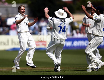 Luk Wright von Sussex feiert mit Teamkollegen das Dickicht von Luke Sutton während des Liverpool Victoria County Championship-Spiels auf dem County Ground in Hove. Stockfoto