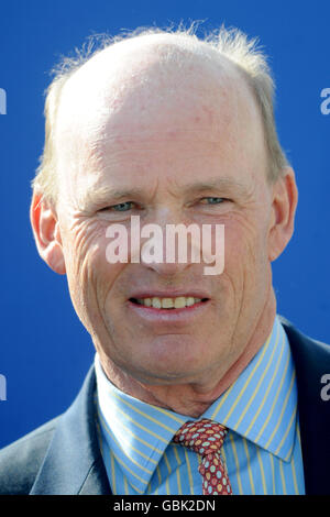 Pferderennen - Frühjahrstreffen - Epsom Downs Rennbahn. John Gosden, Trainer Stockfoto