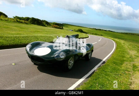 Ein seltener Jaguar D-Typ, der von Motorsportlegende Mike Hawthorn gefahren wurde, macht eine spezielle Probefahrt in der Nähe von Eastbourne in Sussex, um die Eröffnung eines privaten Museums zu markieren, das dem berühmten Fahrer gewidmet ist, der vor 50 Jahren starb. Stockfoto