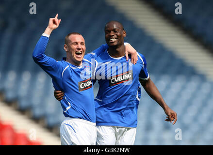 Kenny Miller (links) der Rangers feiert das dritte Tor des Spiels mit Teamkollegen Maurice edu während des Homecoming Scottish Cup Halbfinale im Hampden Park, Glasgow. Stockfoto