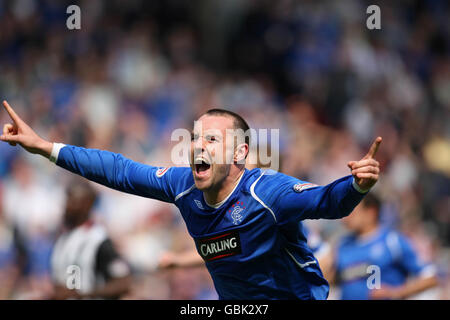 Kris Boyd der Rangers feiert das zweite Tor des Spiels seiner Seite während des Halbfinalspiels des Homecoming Scottish Cup in Hampden Park, Glasgow. Stockfoto