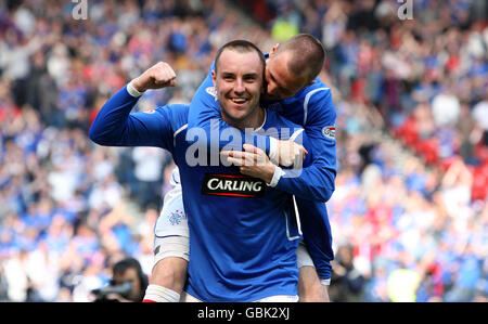 Kris Boyd der Rangers feiert sein 100. Tor für die Rangers und seine beiden Zweiter mit Teamkollege Kenny Miller (oben) während des Homecoming Scottish Cup Halbfinale in Hampden Park, Glasgow. Stockfoto