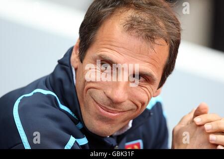 Fußball - Barclays Premier League - West Ham United gegen Chelsea - Upton Park. Gianfranco Zola, Manager von West Ham United Stockfoto