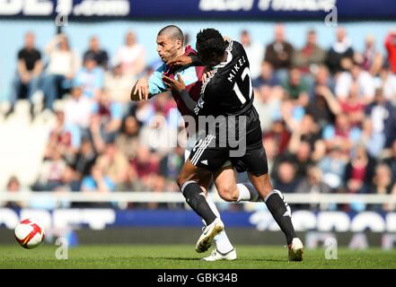 Fußball - Barclays Premier League - West Ham United gegen Chelsea - Upton Park. Diego Tristan von West Ham United (links) und Jon Obi Mikel von Chelsea (rechts) kämpfen um den Ball Stockfoto