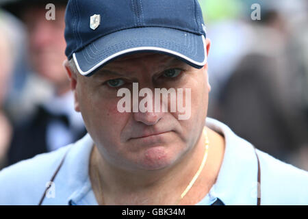 Bob Crow, Generalsekretär der RMT-Gewerkschaft und Millwall-Fan, zeigt seine Unterstützung für die United Campaign against Police Violence außerhalb des New Den in Millwall im Südosten Londons. Stockfoto