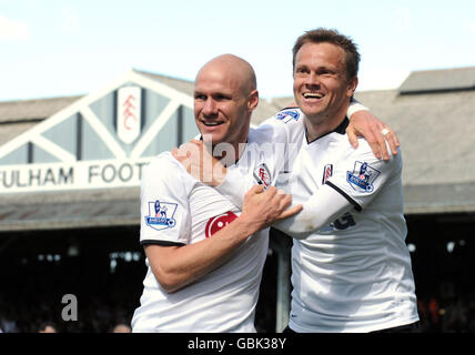 Fulhams Erik Nevland feiert das erste Tor seiner Seite mit Teamkollege Andrew Johnson während des Barclays Premier League-Spiels in Craven Cottage, London. Stockfoto