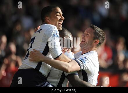 Darren Bent von Tottenham Hotspur (Mitte) feiert mit seinen Teamkollegen Robbie Keane (rechts) und Aaron Lennon, nachdem er das erste Tor seiner Mannschaft erzielt hatte. Stockfoto