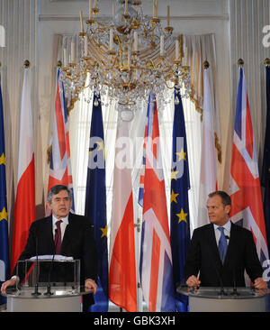 Der britische Premierminister Gordon Brown hält heute in Warschau eine Pressekonferenz mit dem polnischen Premierminister Donald Tusk (rechts) ab. Stockfoto