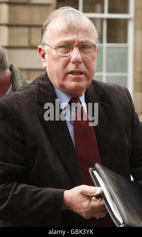 Jack Flynn, der seinen Sohn beim Anschlag auf Lockerbie verloren hat, trifft am ersten Tag der Berufung des Lockerbie-Bombers Abdelbaset Ali Mohmed Al Megrahi am High Court in Edinburgh ein. Stockfoto