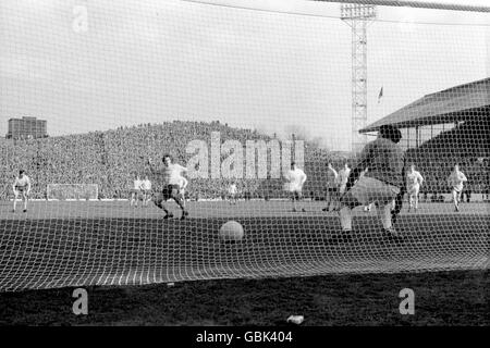 Arsenals Peter Story (l) schiebt Stoke City-Torwart Gordon Banks (r) gegen den falschen Fuß, um das Ausgleichstor vom Strafpunkt aus zu erzielen und seinem Team eine Wiederholung zu erspielen Stockfoto