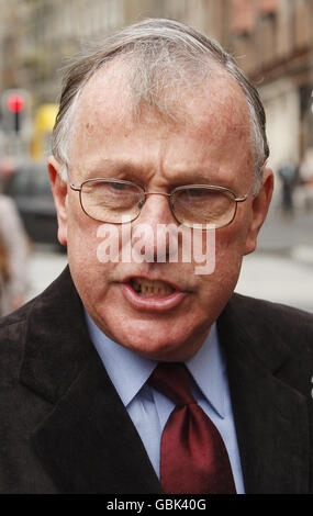 Jack Flynn, der seinen Sohn beim Anschlag auf Lockerbie verloren hat, trifft am ersten Tag der Berufung des Lockerbie-Bombers Abdelbaset Ali Mohmed Al Megrahi am High Court in Edinburgh ein. Stockfoto