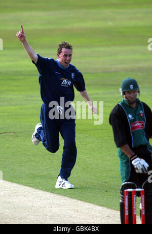 Surrey's Rikki Clarke feiert das Wicken von Worcestershire's Graeme Hick Stockfoto