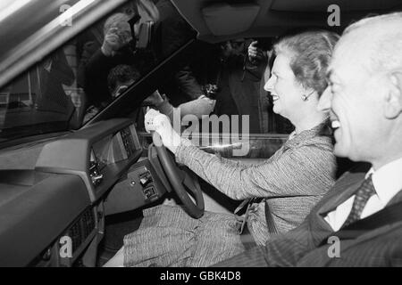 Harold Musgrave, Vorsitzender von Austin Rover, zusammen mit Premierministerin Margaret Thatcher auf dem Vordersitz des Vanden Plas-Modells des neuen Austin Maestro. Stockfoto