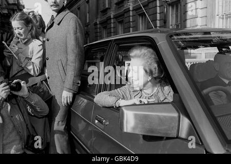 Verkehr - Austin Maestro - Downing Street. Premierministerin Margaret Thatcher, auf dem Vordersitz des Vanden Plas-Modells des neuen Maestro von Austin. Stockfoto