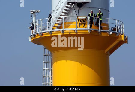 Nick Brodigan von Dong Energy steht auf der Basisplattform Eines neu errichteten Offshore-Windenergieanlagenteils des Gunfleet Sands Windpark derzeit im Bau sieben Meilen von Die Küste von Brightlingsea Stockfoto