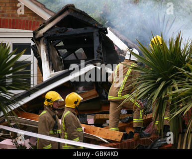 Feuerwehrleute vor Ort in Sittingbourne, Kent, haben heute nach einer Explosion einen Hausbrand in der Küstenstadt verursacht. Stockfoto