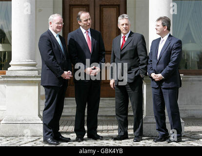 Außenminister Michael Martin (zweite links), Nordirland erster Minister Peter Robinson (zweite rechts), stellvertretender erster Minister Martin McGuiness (links) und Jeffrey Donaldson vor dem Farmleigh House, wo sie ein Treffen des Nord-Süd-Rates ausrichten werden. Stockfoto