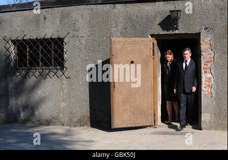 Premierminister Gordon Brown und seine Frau Sarah Brown verlassen heute eines der Gebäude, in denen sich die Gaskammern im Nazi-Konzentrationslager Auschwitz in der Nähe von Krakau in Polen befanden. Stockfoto