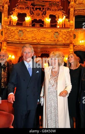 Der Prinz von Wales und die Herzogin von Cornwall besuchen das alte Opernhaus in Venedig, nachdem sie heute Nachmittag von Rom aus in der Stadt angekommen sind. Stockfoto