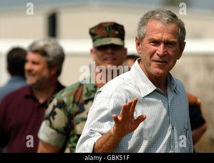 US-Präsident George W. Bush winkt US Marine Seabees, während eines Besuchs in der 28th Street Elementary School 12. September 2005 in Biloxi, Mississippi, Naval Mobile Bau-Bataillon One zugewiesen. Bush besucht die Gulf Coast Region zur Beurteilung der Schäden und Katastrophe Rettungspakete von Hurrikan Katrina. Stockfoto