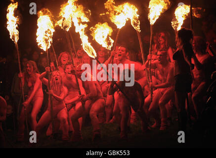 Nachtschwärmer beim jährlichen Festival der Beltane Fire Society auf Edinburghs Calton Hill. Das alte gälische Festival von Beltane markierte traditionell den Beginn des Sommers. Stockfoto