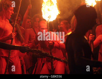 Nachtschwärmer beim jährlichen Festival der Beltane Fire Society auf Edinburghs Calton Hill. Das alte gälische Festival von Beltane markierte traditionell den Beginn des Sommers. Stockfoto