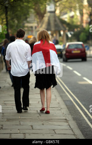 Studenten der Oxford Brookes University gehen über die Magdalen Bridge in Oxford, nachdem sie den 1. Mai gefeiert haben. Stockfoto