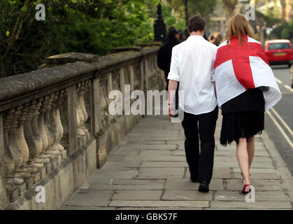 Studenten der Oxford Brookes University gehen über die Magdalen Bridge in Oxford, nachdem sie den 1. Mai gefeiert haben. Stockfoto