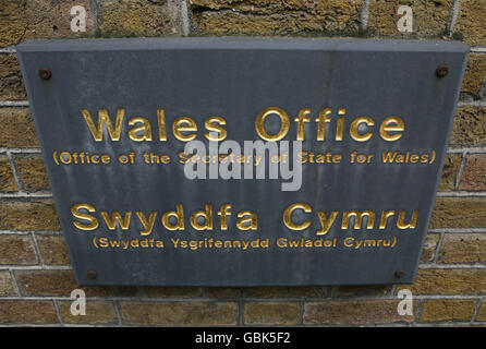 Ein Schild für das Wales Office, das sich in Whitehall in Westminster, im Zentrum von London, befindet. Stockfoto