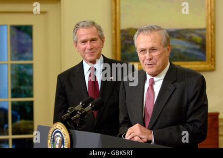 US-Präsident George W. Bush schaut zu, wie US-Verteidigungsminister Donald Rumsfeld während einer Pressekonferenz im Oval Office des weißen Hauses 8. November 2006 in Washington, D.C. spricht Stockfoto