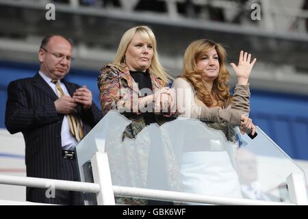 Birmingham City Geschäftsführer Karren Brady (rechts) an den Ständen Nach der letzten Pfeife Stockfoto