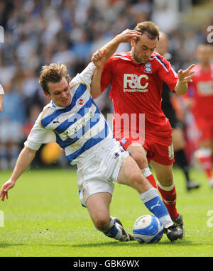 Fußball - Coca-Cola Football League Championship - Reading gegen Birmingham City - Madejski Stadium. James McFadden von Birmingham City und Dan Harding von Reading Stockfoto