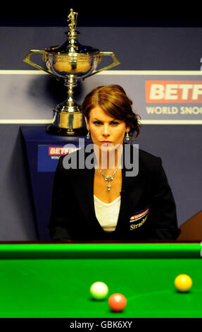 Schiedsrichter Michaela Tabb beim Finale der Snooker-Weltmeisterschaft Betfred.com im Crucible Theatre, Sheffield. Stockfoto