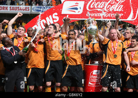 Die Spieler von Wolverhampton Wanderers feiern nach dem Anheben der Football League Championship Trophy während des Coca-Cola Championship Spiels in Molineux, Wolverhampton. Stockfoto