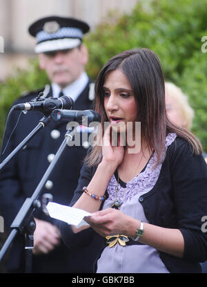 Naila Hussain (rechts) beobachtet von dem Chefkonstabler der West Yorkshire Police Sir Norman Bettison während einer Enthüllungszeremonie auf Bradfords Centenary Square für ihren Ehemann Tasawar Hussain, der ermordet wurde, als er 2003 in Lumb Lane, Bradford, einer Bande bewaffneter Räuber gegenüberstand. Stockfoto