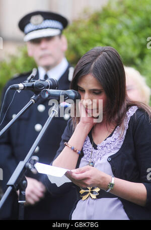 Naila Hussain (rechts) beobachtet von dem Chefkonstabler der West Yorkshire Police Sir Norman Bettison während einer Enthüllungszeremonie auf Bradfords Centenary Square für ihren Ehemann Tasawar Hussain, der ermordet wurde, als er 2003 in Lumb Lane, Bradford, einer Bande bewaffneter Räuber gegenüberstand. Stockfoto