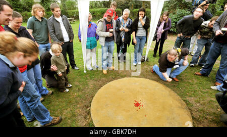 Eine Gruppe von Zuschauern beobachtet die Eröffnungsspiele der World Marbles Championships im Greyhound Inn in Tinsley Green, West Sussex. Stockfoto