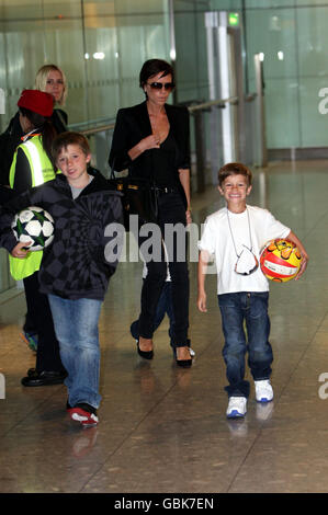 Victoria Beckham kommt von Mailand am Terminal 5 des Flughafens Heathrow, Middlesex, mit den Söhnen Brooklyn (links), Romeo (rechts) und Cruz an. Stockfoto