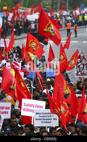 Tausende von Menschen gehen auf die Straßen im Zentrum von London, um gegen die Offensive der Regierung Sri Lankas gegen die Tamil Tiger Rebellen und angebliche Menschenrechtsverletzungen zu protestieren. Stockfoto