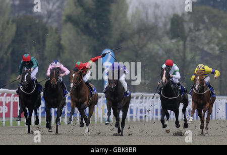 Pure Poetry geritten von Richard Hughes (Dritter links) Gewinne die Oddschecker.com Ostereinsätze von Shampagne geritten von Martin Dwyer (Dritter rechts) während des Ostertages und Masaka Stakes Day oddschecker.com auf der Kempton Park Racecourse. Stockfoto