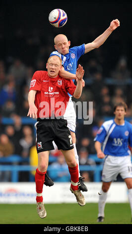 Darlington's Jason Kennedy (links) und Chesterfield's Derek Niven kämpfen während des Coca-Cola Football League Two Spiels auf dem Recreation Ground, Chesterfield, um den Ball. Stockfoto