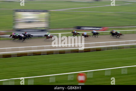 Die Läufer Rennen auf der Rennbahn Kempton Park auf dem Easter and Masaka Stakes Day oddschecker.com bei den Handicap Stakes Oddschecker.com gegen den Zielposten. Stockfoto