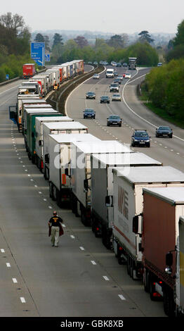 Ein Blick auf Lastwagen auf der M20 bei Ashford in Kent, da die Operation Stack aufgrund eines französischen Fischerstreiks außerhalb des Hafens von Calais in Frankreich durchgesetzt wird. Stockfoto